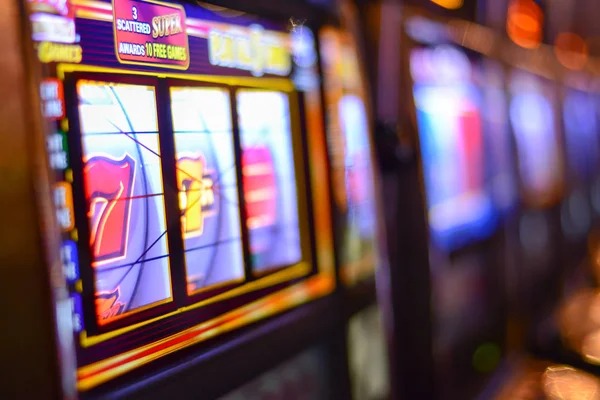 Diamond Empire bonus round showing free spins feature and gem multiplier icons